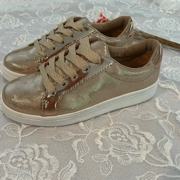 NEW Kenneth Cole Metallic Sneakers Kids - Picture 1 of 5